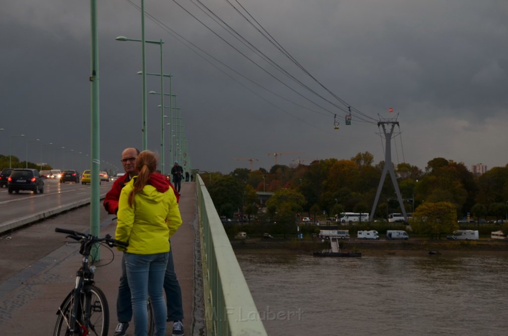 Einsatz BF Hoehenretter Koelner Seilbahn Hoehe Zoobruecke P2101.JPG